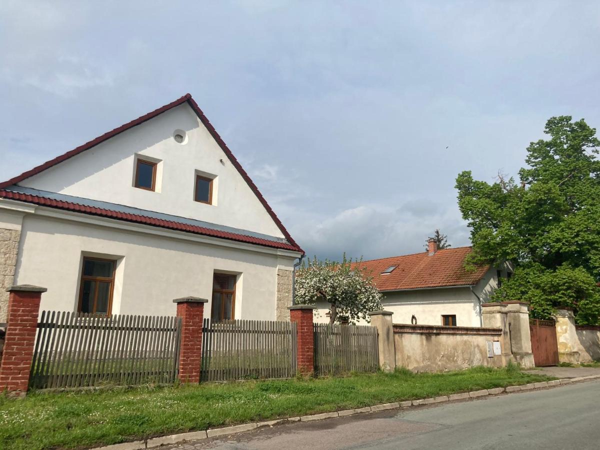 Prijemny Apartman Se Zahradou Ostresany Εξωτερικό φωτογραφία